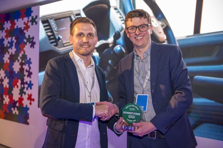 Daniel Holbein, Responsável de Veículos Comerciais na MAN Truck & Bus UK Ltd (à esquerda) recebe o prémio HonestJohn.co.uk Furgão do ano de 2009 de Dan P
