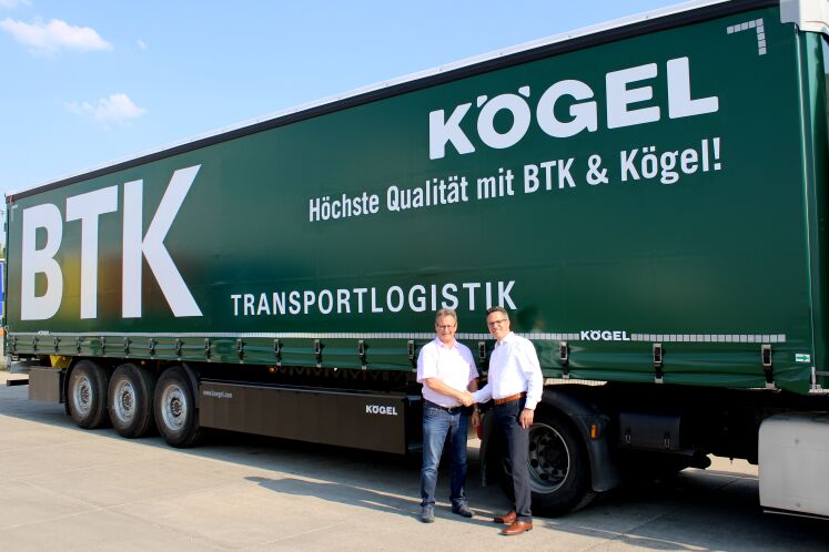 Bernhard Reichert, gerente da BTK Befrachtungs- und Transportkontor GmbH e Thomas Conseil, gestor de grandes contas da Kögel junto a Kögel Lightplus com o desenho BTK