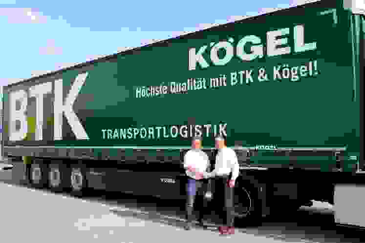 Bernhard Reichert, gerente da BTK Befrachtungs- und Transportkontor GmbH e Thomas Conseil, gestor de grandes contas da Kögel junto a Kögel Lightplus com o desenho BTK