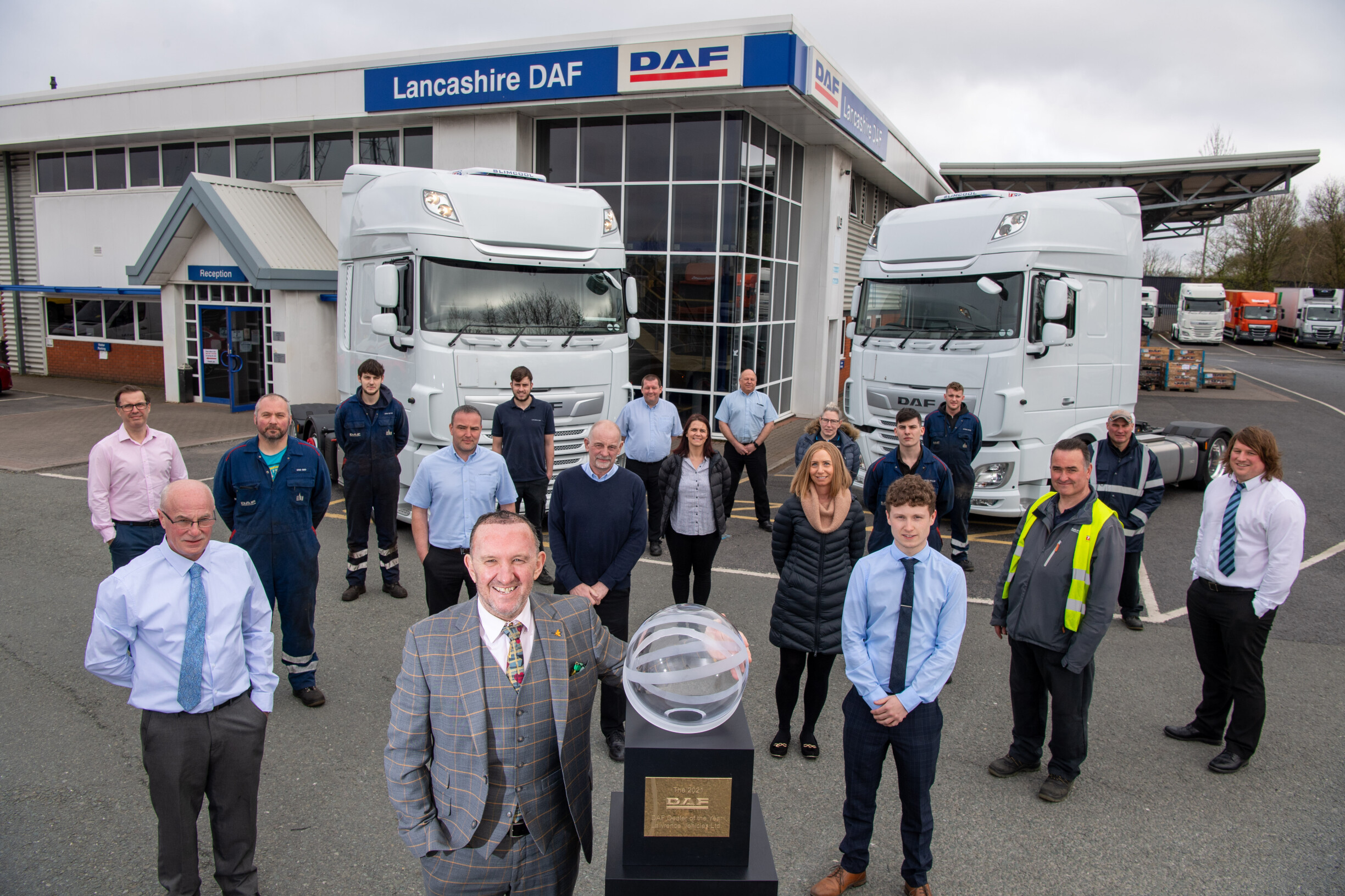 02_The_British_dealer_group_Lawrence_Vehicles_Ltd_has_been_awarded_DAF_International_Dealer_of_the_Year_2021