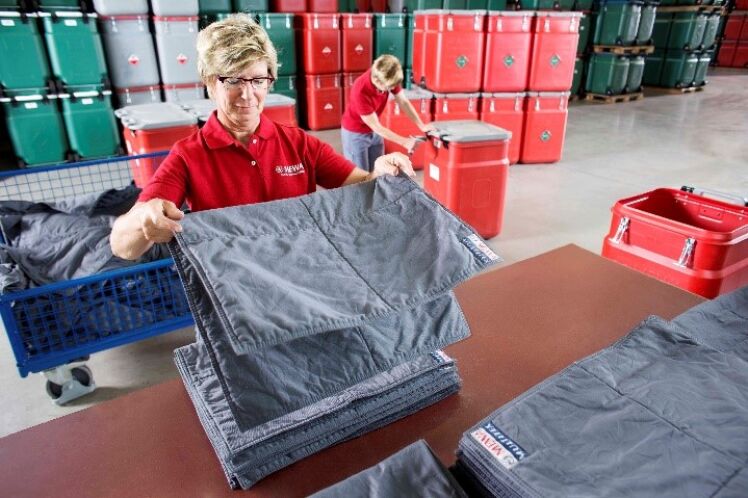 O contentor de segurança da MEWA SaCon, no qual as esteiras são guardadas e transportadas, completa o sistema eficaz. (foto: MEWA)