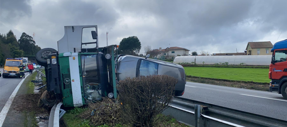 camiao-de-transporte-de-automoveis-despista-se-na-a3