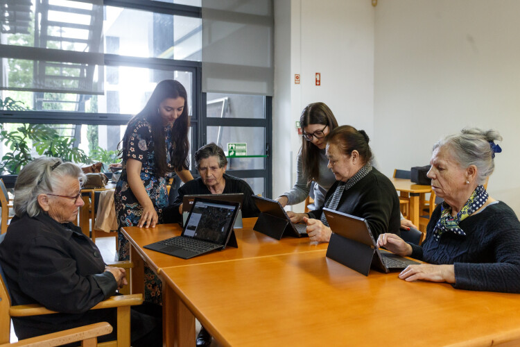 jovens-de-santo-tirso-ajudam-idosos-a-usar-novas-tecnologias