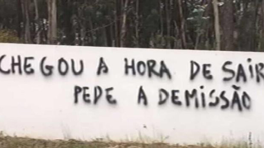 vandalizados-muros-do-condominio-onde-reside-pinto-da-costa