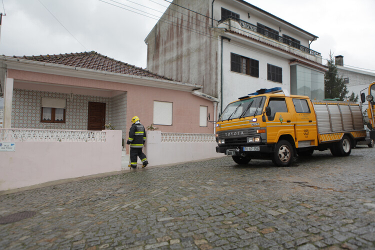 incendio-no-res-do-chao-de-uma-habitacao