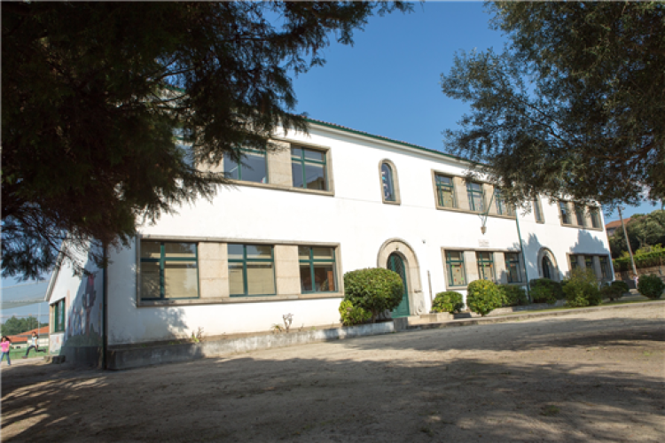 ja-arrancaram-os-trabalhos-de-remodelacao-do-espaco-exterior-da-escola-eb1j1-da-ramada-em-burgaes
