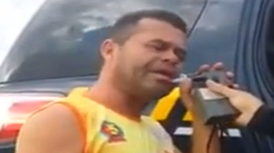 bebado-transforma-balao-da-policia-num-microfone-e-comeca-a-cantar