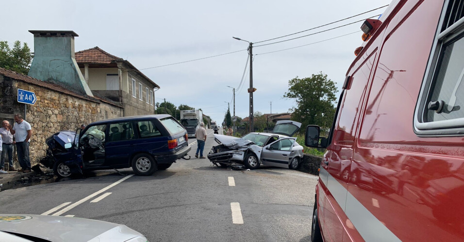 colisao-rodoviaria-provoca-quatro-feridos-em-s-tiago-da-carreira