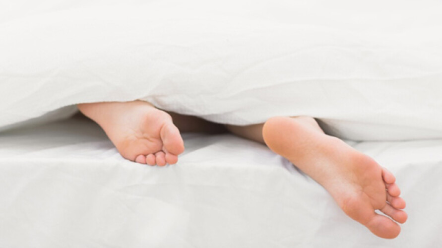 gosta-de-dormir-com-o-pe-de-fora-a-ciencia-explica-porque