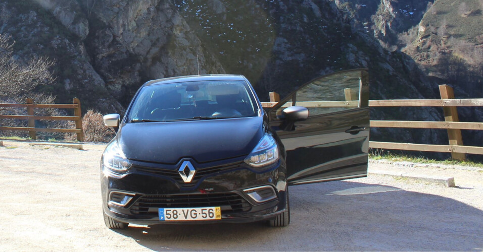 carro-furtado-no-parque-de-estacionamento-da-camara-municipal