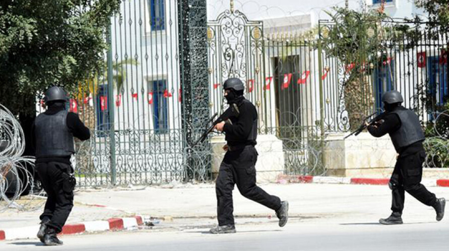 sete-turistas-e-um-tunisino-mortos-num-ataque-a-parlamento-de-tunes