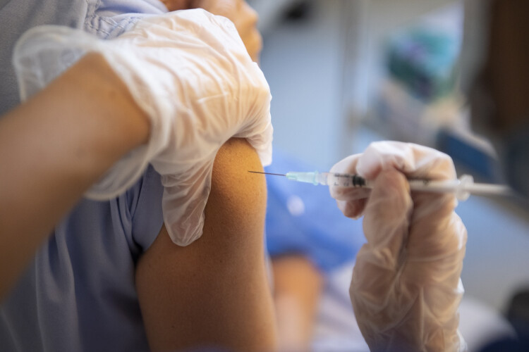 covid-19-vacinacao-das-pessoas-entre-os-18-e-os-29-anos-arranca-hoje