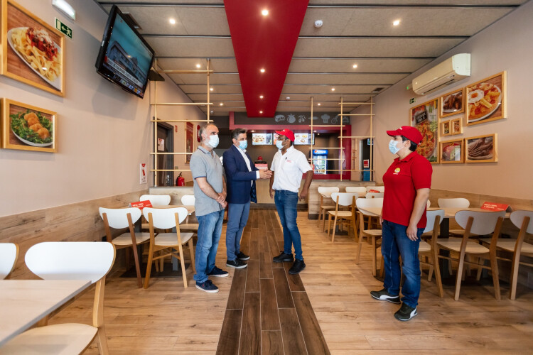 presidente-da-camara-visitou-nova-loja-da-telepizza-em-santo-tirso