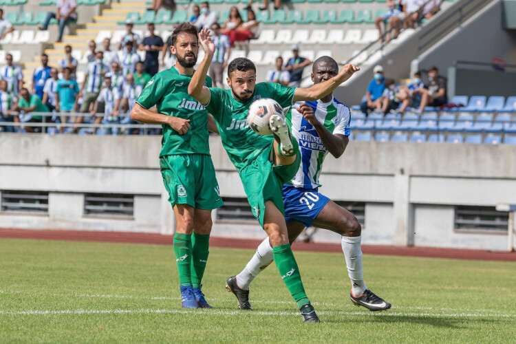 adeptos-do-machico-cantam-pela-ar-sao-martinho-apos-derrota-por-0-5