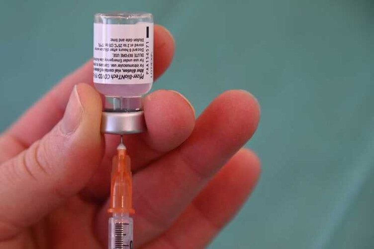 frasco-da-pfizer-da-para-seis-vacinas-com-a-seringa-certa