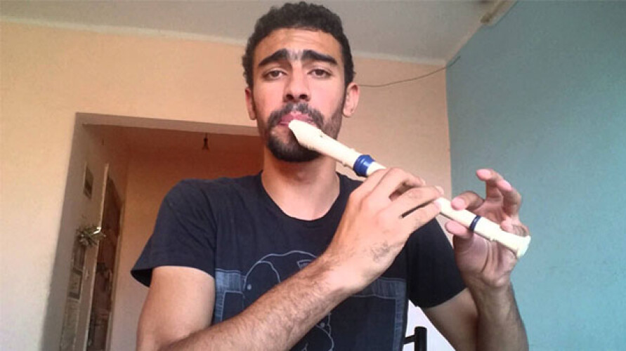 este-jovem-parte-tudo-a-fazer-beatbox-enquanto-toca-flauta