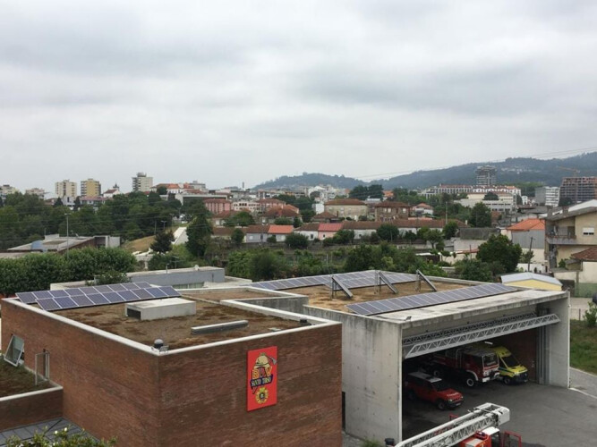 empresa-tirsense-instala-paineis-no-quartel-dos-bombeiros-vermelhos