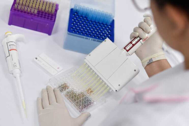 china-esta-a-usar-vacina-contra-a-covid-19-ha-mais-de-um-mes