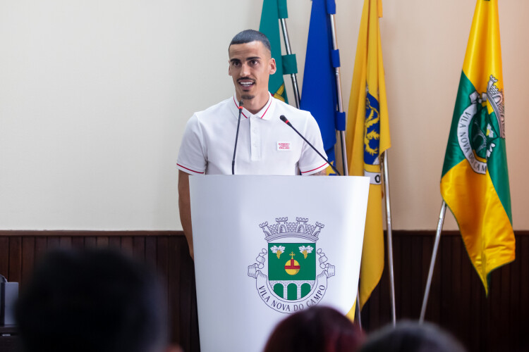 chiquinho-homenageado-em-vila-nova-do-campo-pelo-titulo-do-benfica
