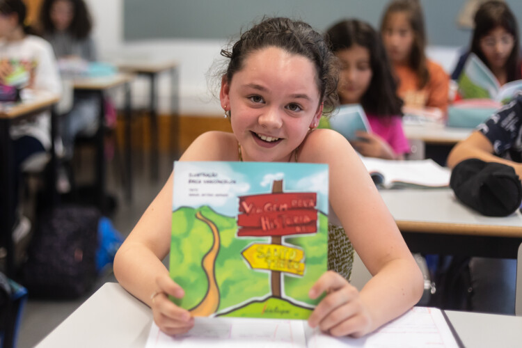 alunos-presenteados-com-livro-educativo-no-dia-mundial-da-crianca