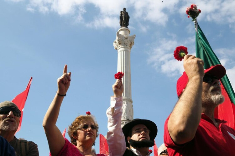 metade-dos-portugueses-nao-viveu-a-revolucao-dos-cravos