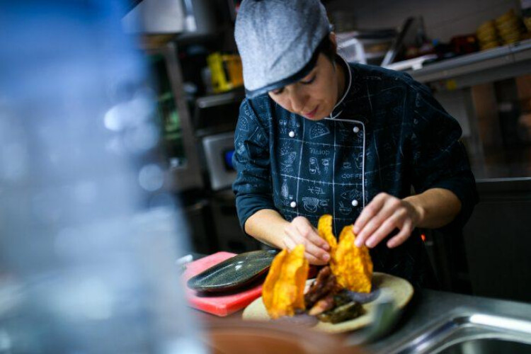 a-cozinha-e-delas-as-estrelas-michelin-sao-so-para-eles