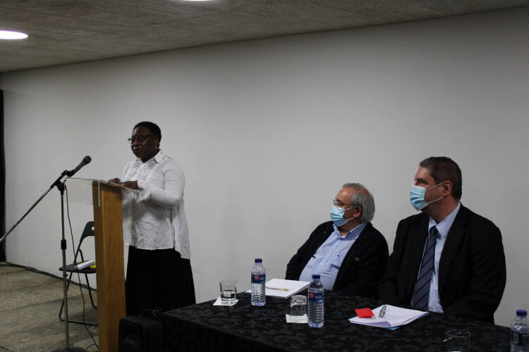 pro-reitora-da-univ-de-sao-tome-e-principe-apresenta-novo-livro