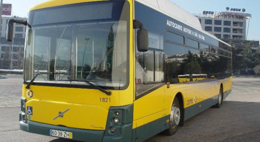 multas-entre-50-a-250-euros-para-quem-apoiar-pes-nos-estofos-ou-perturbar-outros-passageiros-nos-autocarros