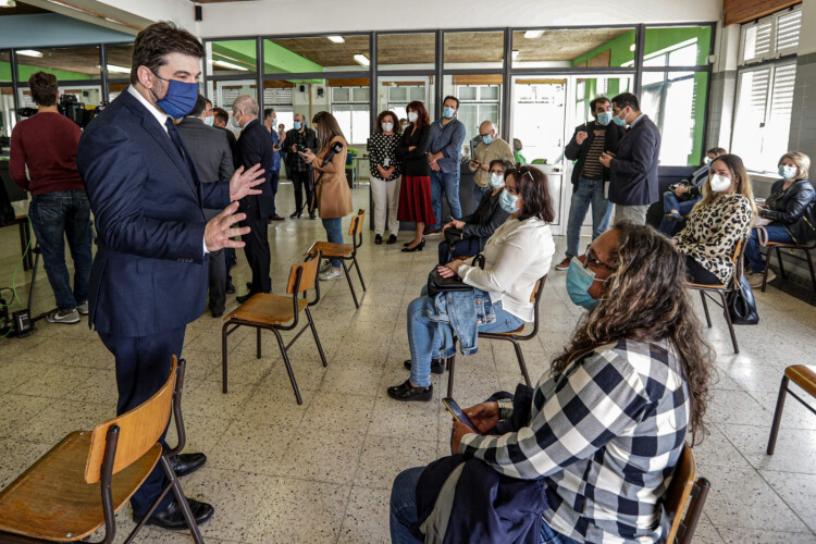 covid-19-44000-profissionais-de-escolas-vacinados-no-sabado