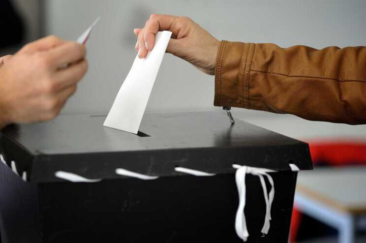 confinados-vao-votar-na-soleira-da-porta