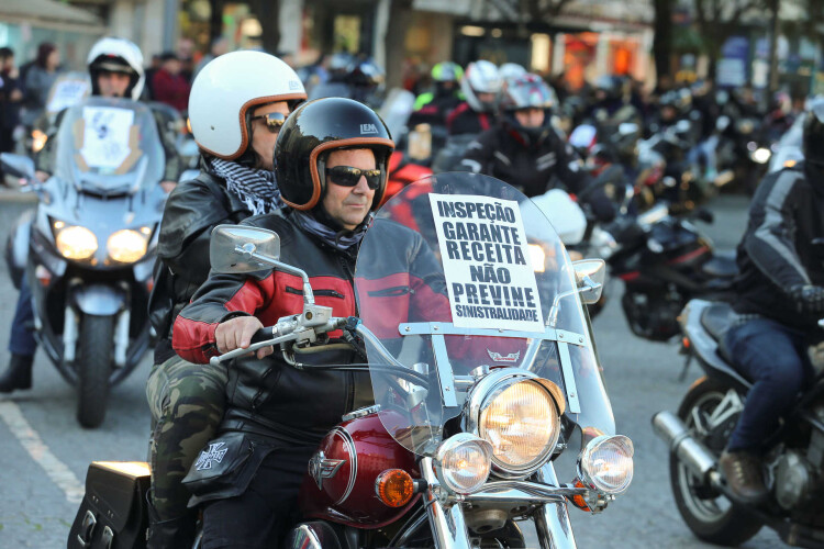 cerca-de-3000-motociclistas-protestam-no-porto-contra-inspecoes