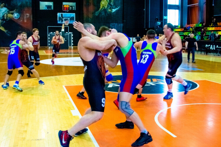 desporto-de-origem-russa-combina-basquetebol-rugby-e-luta-livre