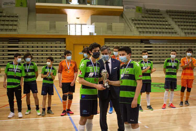 iniciados-do-ast-futsal-recebem-taca-de-campeoes-201920