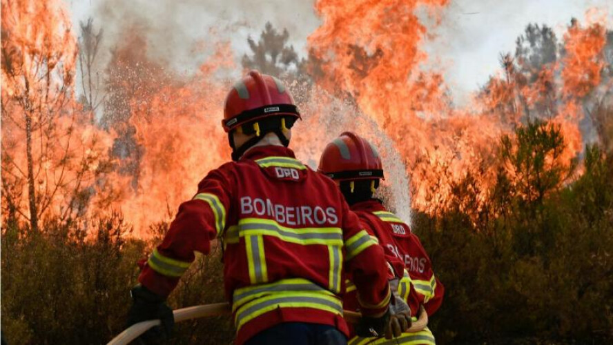 mais-de-930-operacionais-combatem-fogos-em-portugal