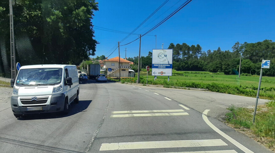 colisao-de-motociclo-com-camiao-deixa-homem-em-estado-grave