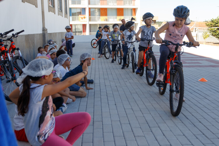 dia-da-crianca-assinalado-com-passeio-de-bicicleta-para-pais-e-filhos