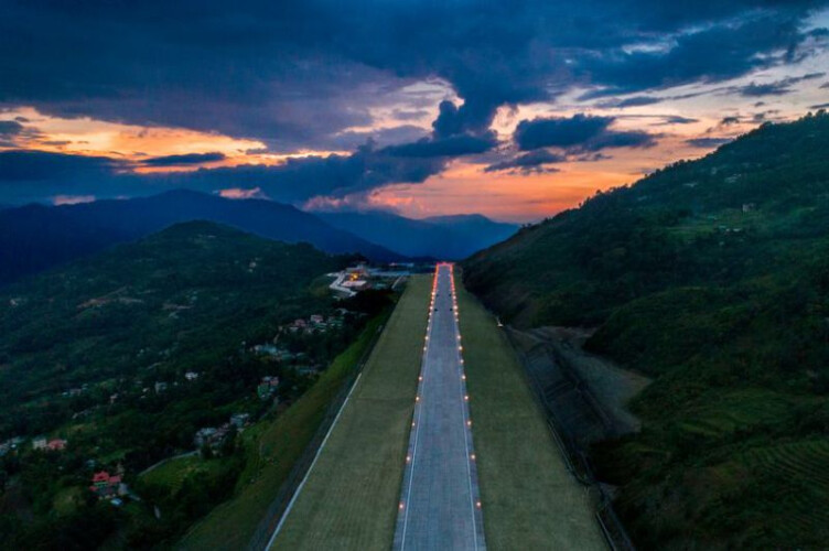 este-novo-aeroporto-foi-construido-no-meio-da-montanha