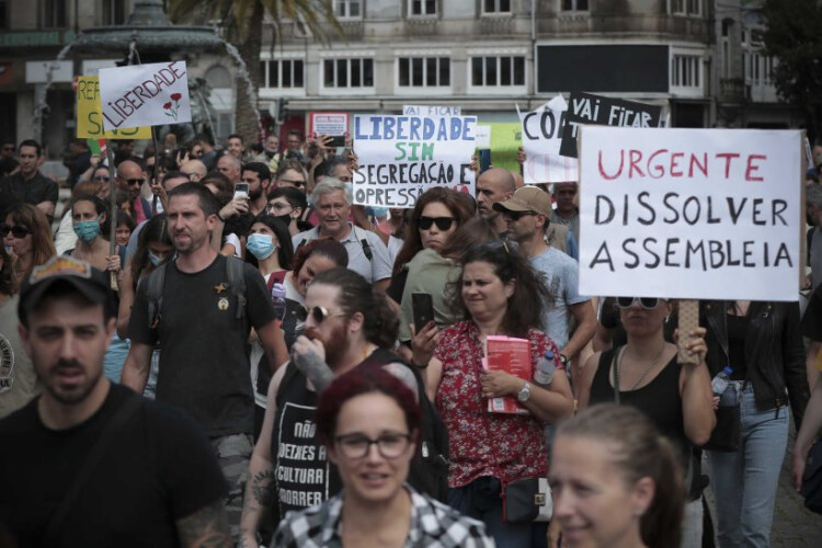 centenas-sem-mascara-em-protesto-contra-restricoes-da-pandemia