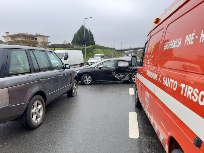 carro-despista-se-na-variante-n104