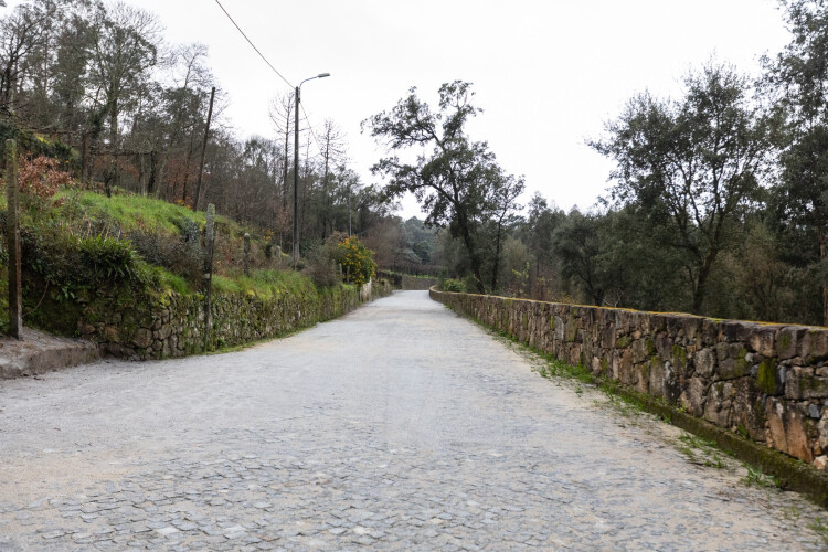 concluida-pavimentacao-de-ruas-em-lamelas-e-guimarei