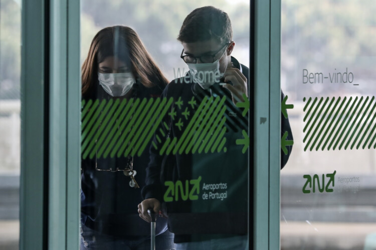 portugueses-incorrem-em-crime-se-recusarem-teste-a-chegada-ao-pais
