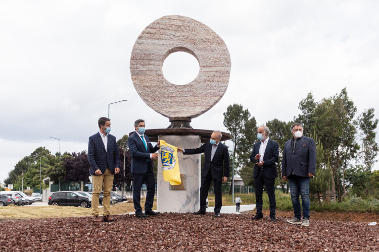 casfil-doa-escultura-ao-municipio