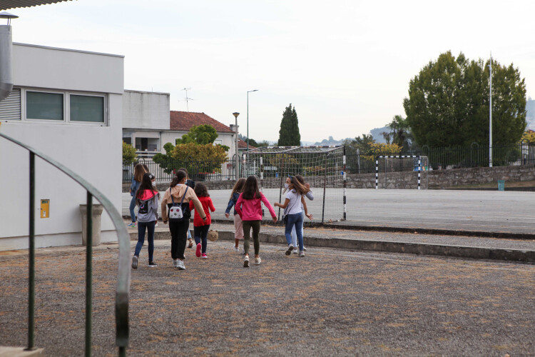 fim-das-sandes-de-chourico-hamburgueres-e-pizza-nos-bares-das-escolas