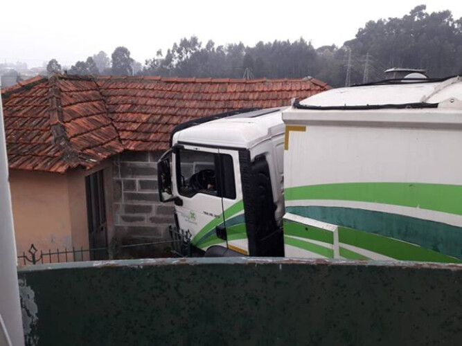 acidente-com-veiculo-de-pesados-em-rebordoes
