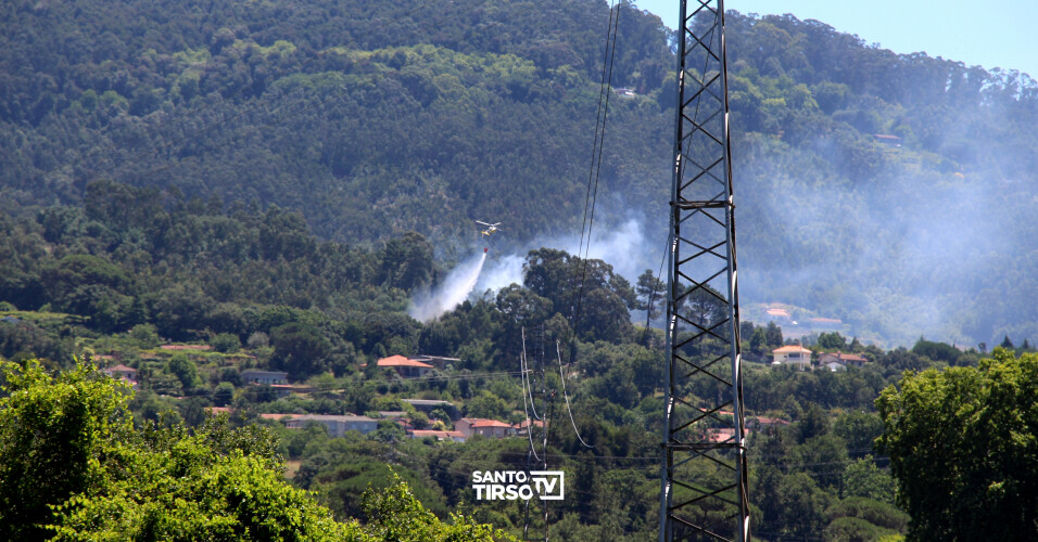 incendio-deflagra-numa-zona-de-mato-em-sao-miguel-do-couto
