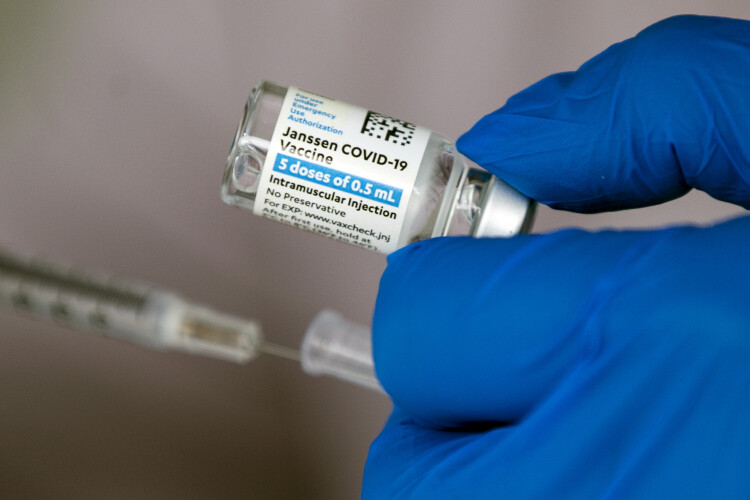 vacinados-com-a-janssen-podem-ter-dose-de-reforco-em-dezembro