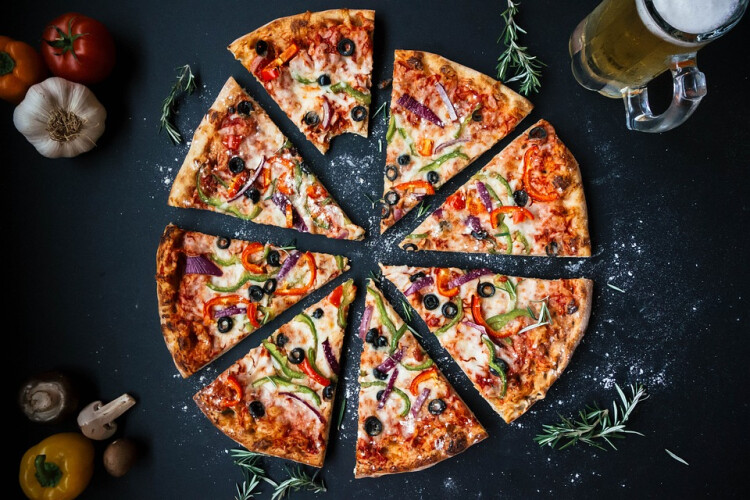 sabe-a-razao-da-pizza-ser-redonda-e-a-caixa-quadrada