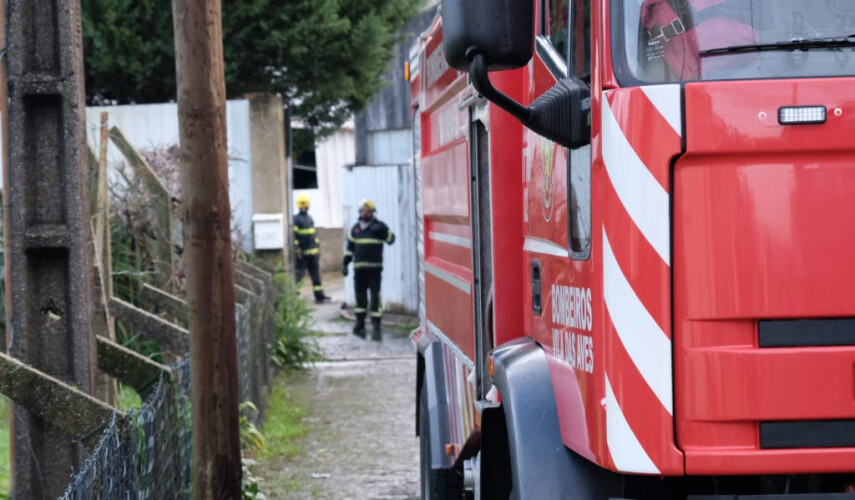 incendio-deflagra-em-sucata-em-vila-das-aves