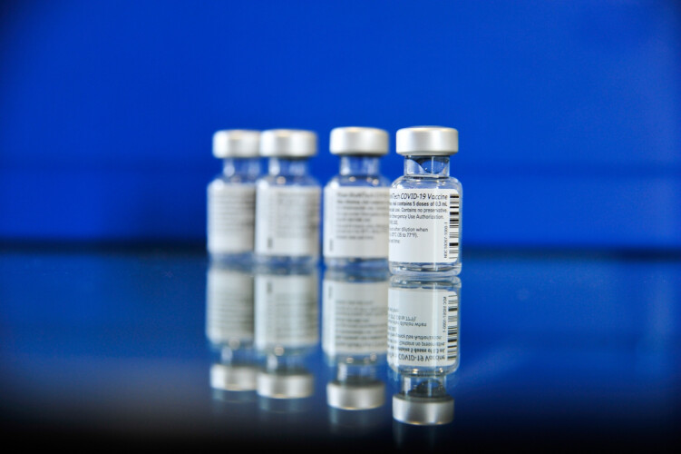 covid-19-dgs-encurta-intervalo-entre-doses-vacina-pfizer