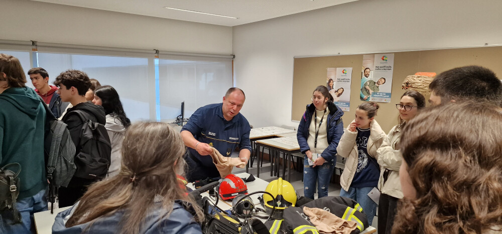 bombeiros-ensinam-alunos-sobre-seguranca-e-suporte-basico-de-vida